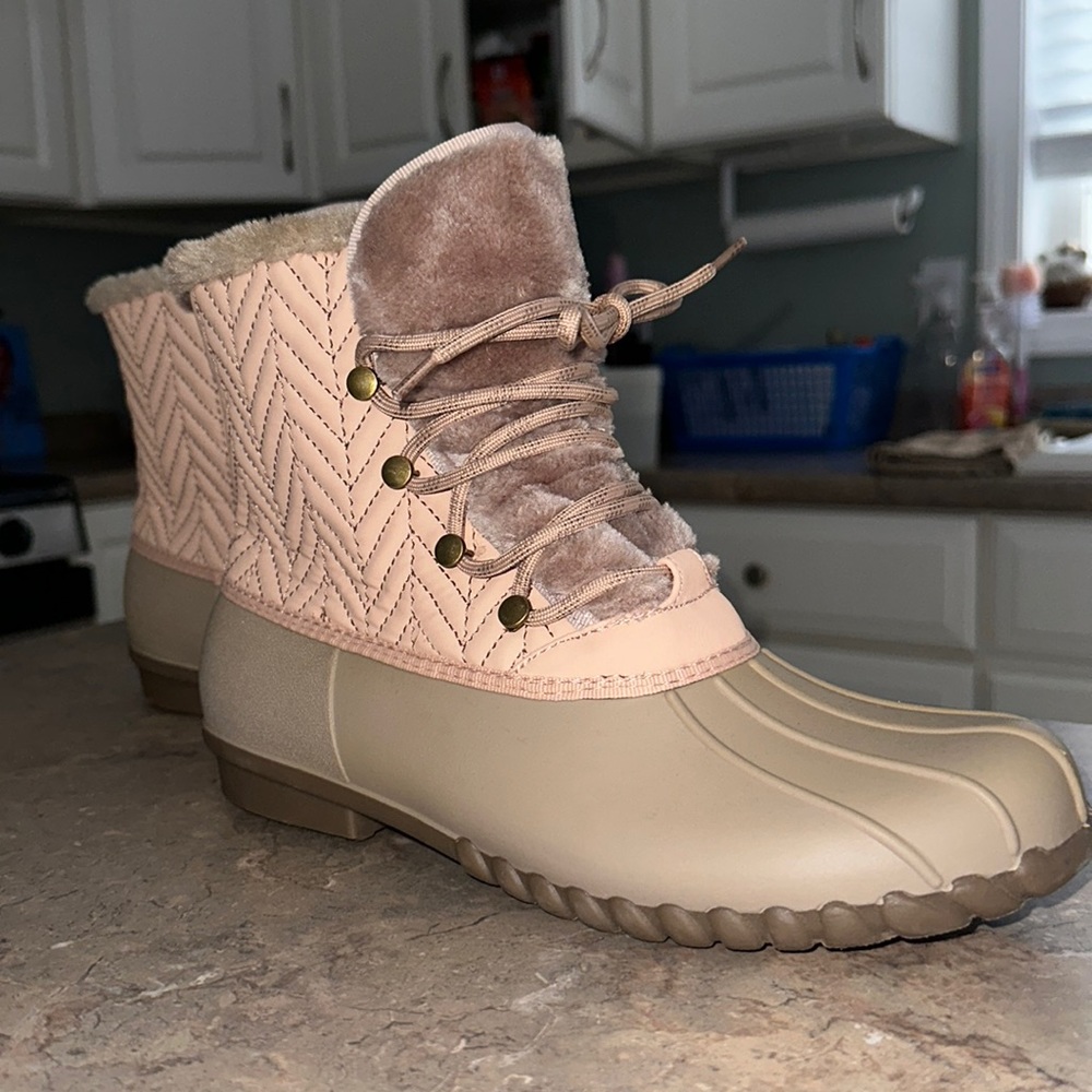Bare traps winter boots. Fur lining size 10